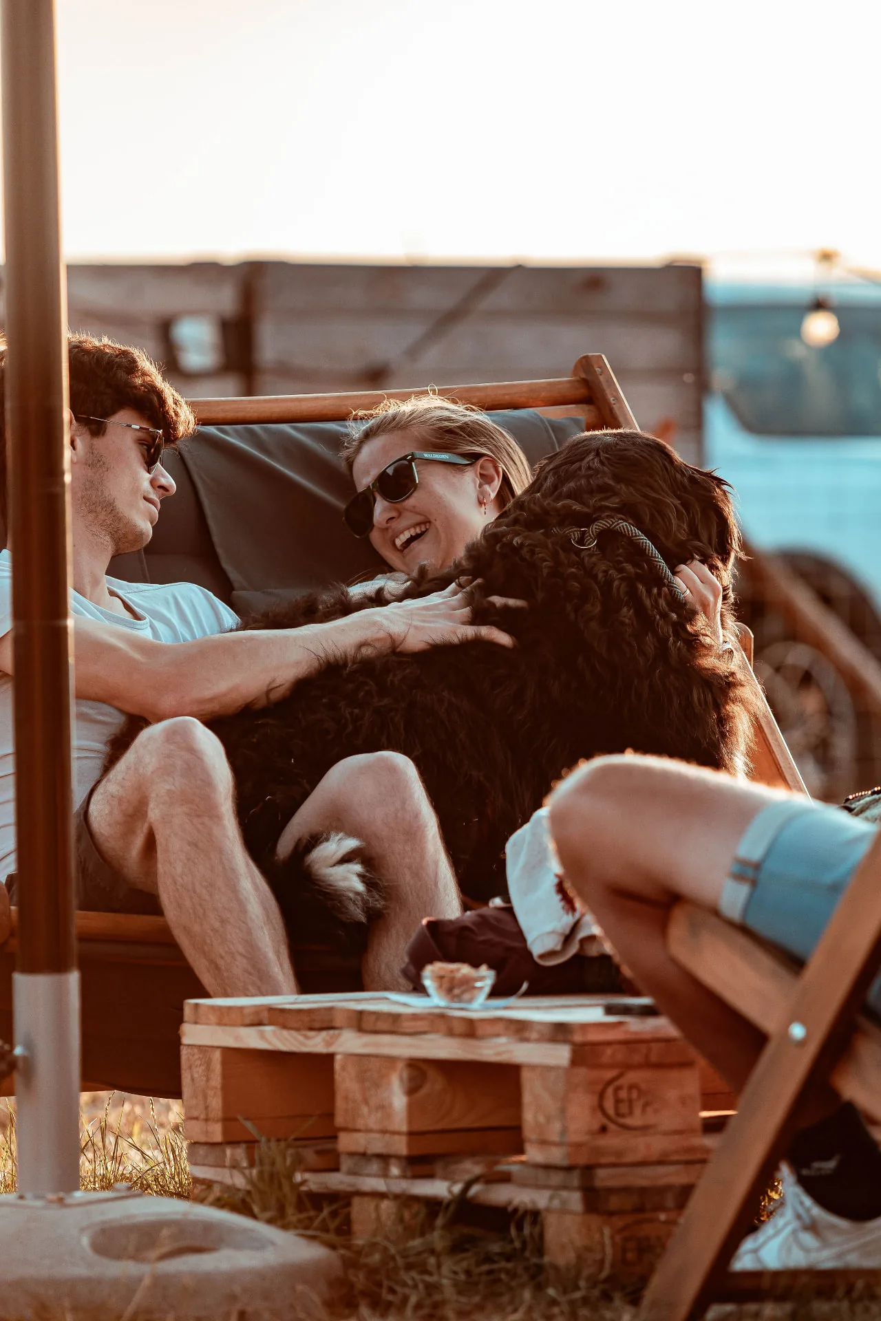 Een koppel geniet met hun hond in de lounge van BARk