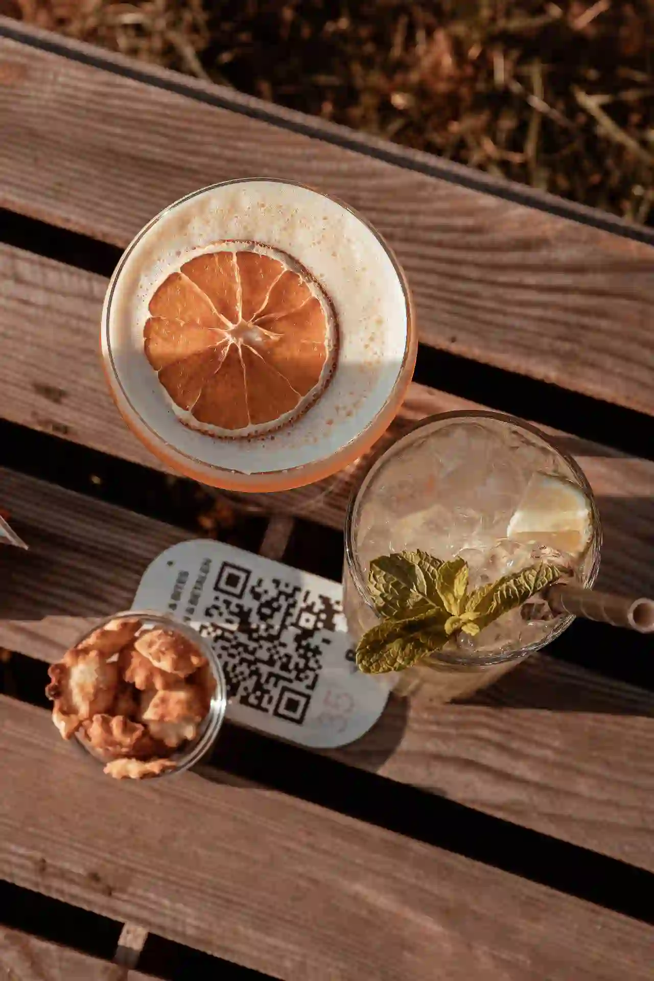 Frisse cocktails en hapjes op een picknicktafel bij BARk