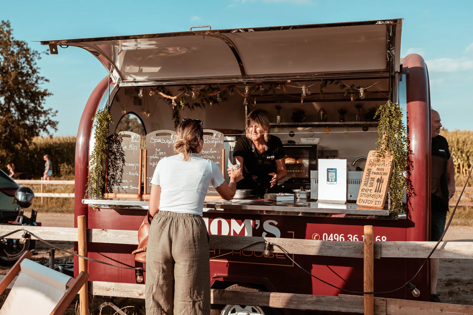 Een bezoekster wordt bediend aan de bar van BARk